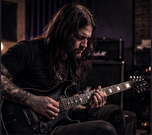 Jonas bei den Gitarrenaufnahmen